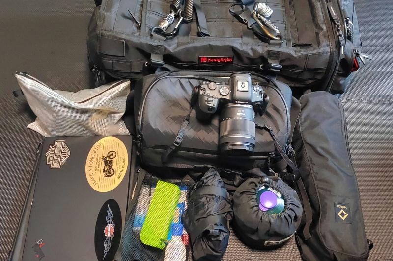旅行バッグと持ち物全て