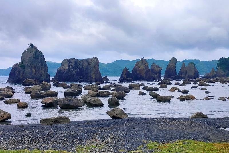 海から突き出た岩