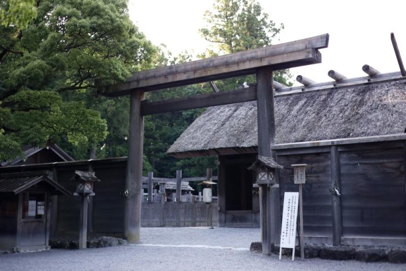 歴史ある木造の鳥居