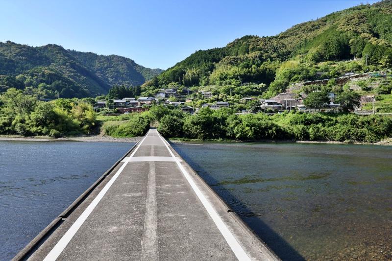 川にかかる橋