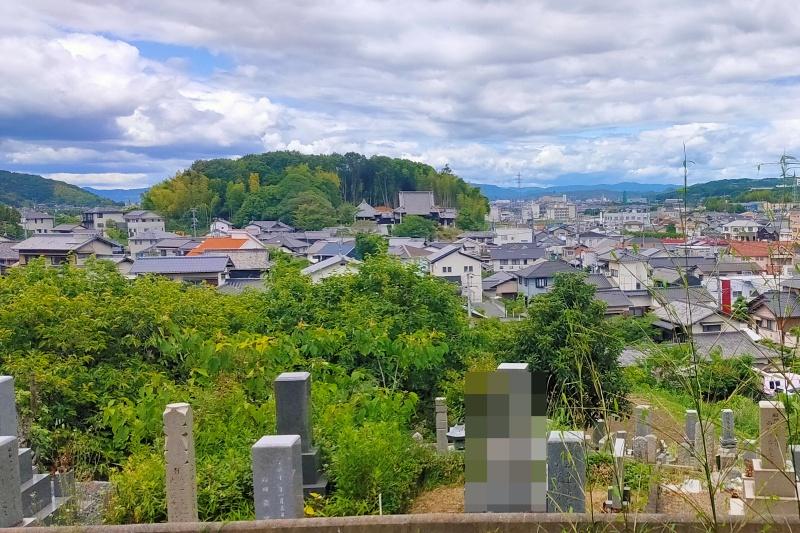 高台の墓地
