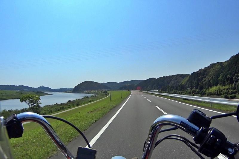 川沿いの国道321号線