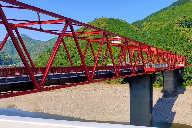 赤い鉄橋