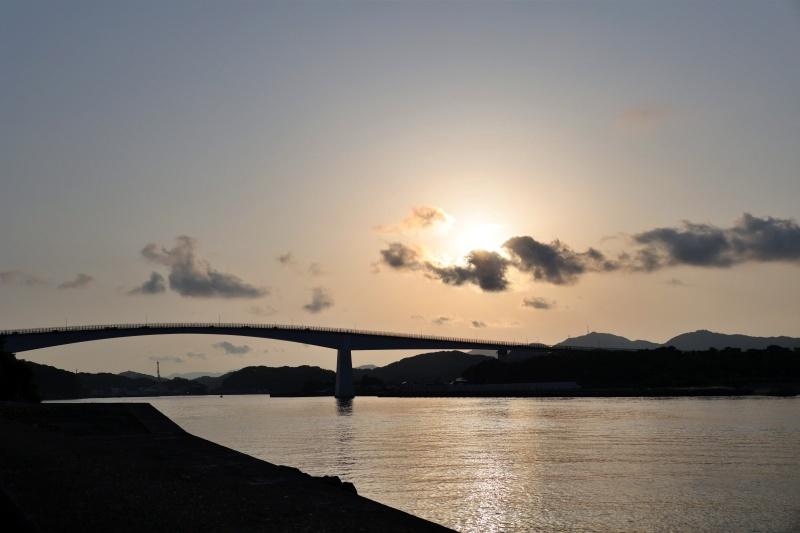夕日を背にする高知の浦戸大橋