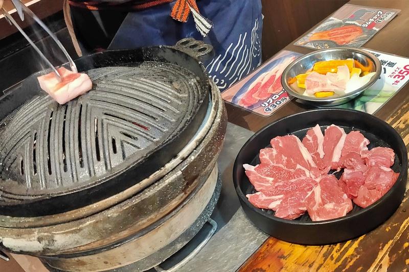 ジンギスカン鍋と肉