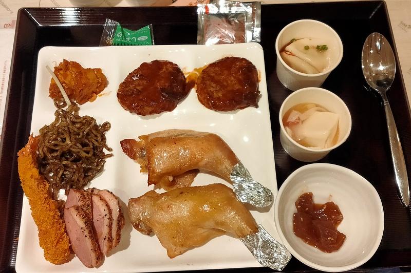 フェリー内のビュッフェ夕食