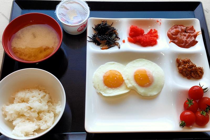 フェリー内ビュッフェの朝食