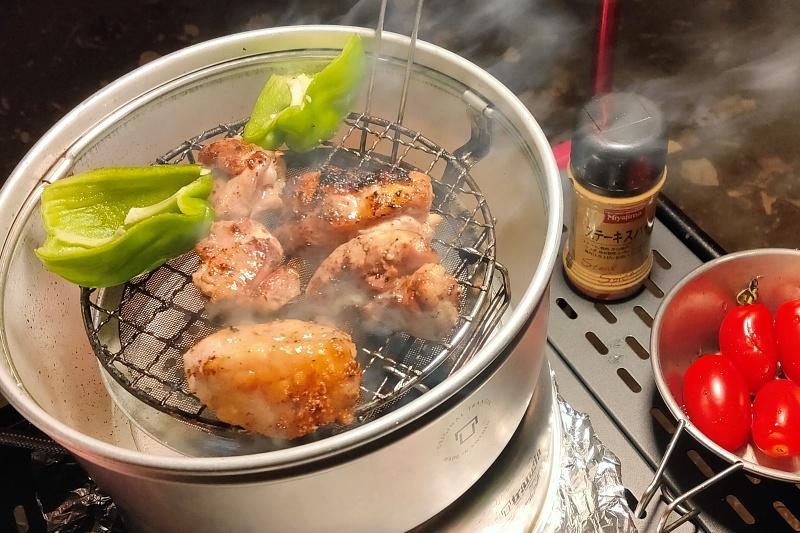 焼いている鶏肉