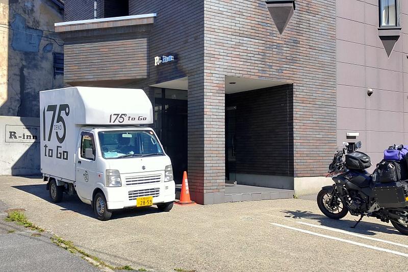 ホテル入り口と駐車場