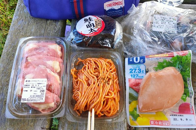 スーパーのお惣菜とおにぎり